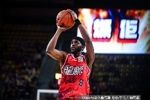 前NBA球员！贾斯汀&middot;霍勒迪半场出战17分钟10中7轻松砍下16分
