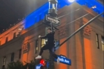 蜘蛛侠出没？赛后纽约球迷爬上路灯杆&双手悬空吊在电线上