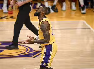 夸梅:NBA包庇老詹走步纯粹是造星 换我这么走早主动把球给对面了